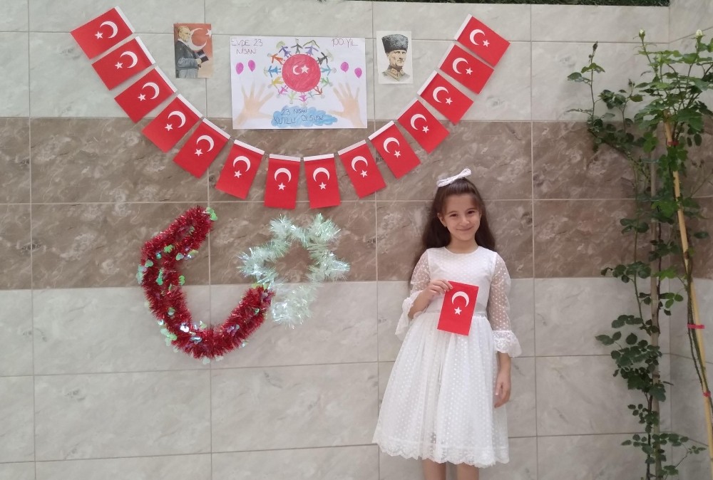 Bayraklılı çocuklar 100. yıla iz bıraktı 