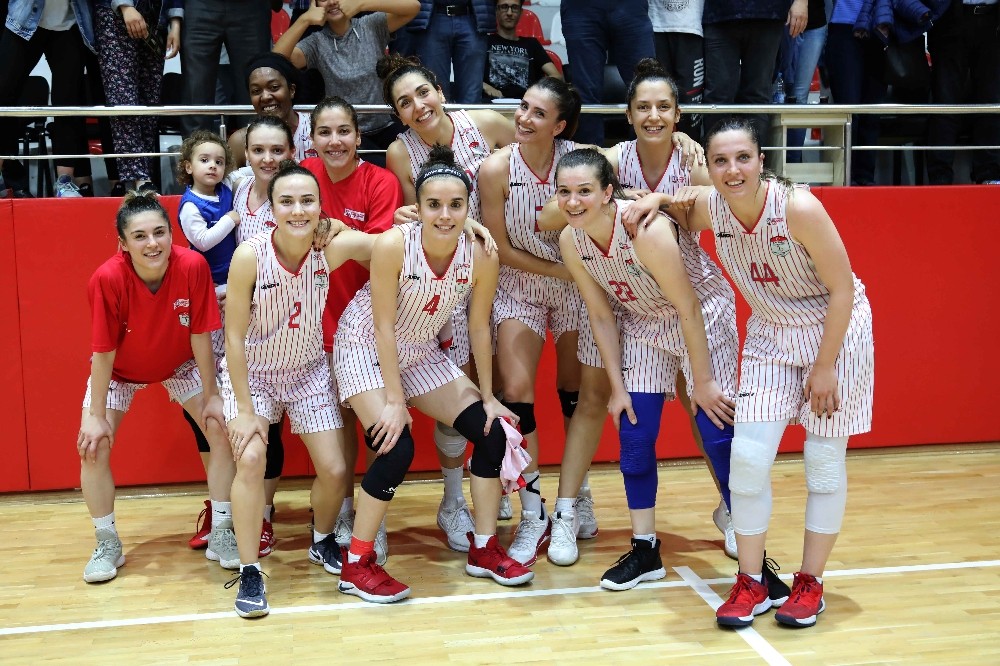 Bayraklı’nın perileri finalde 