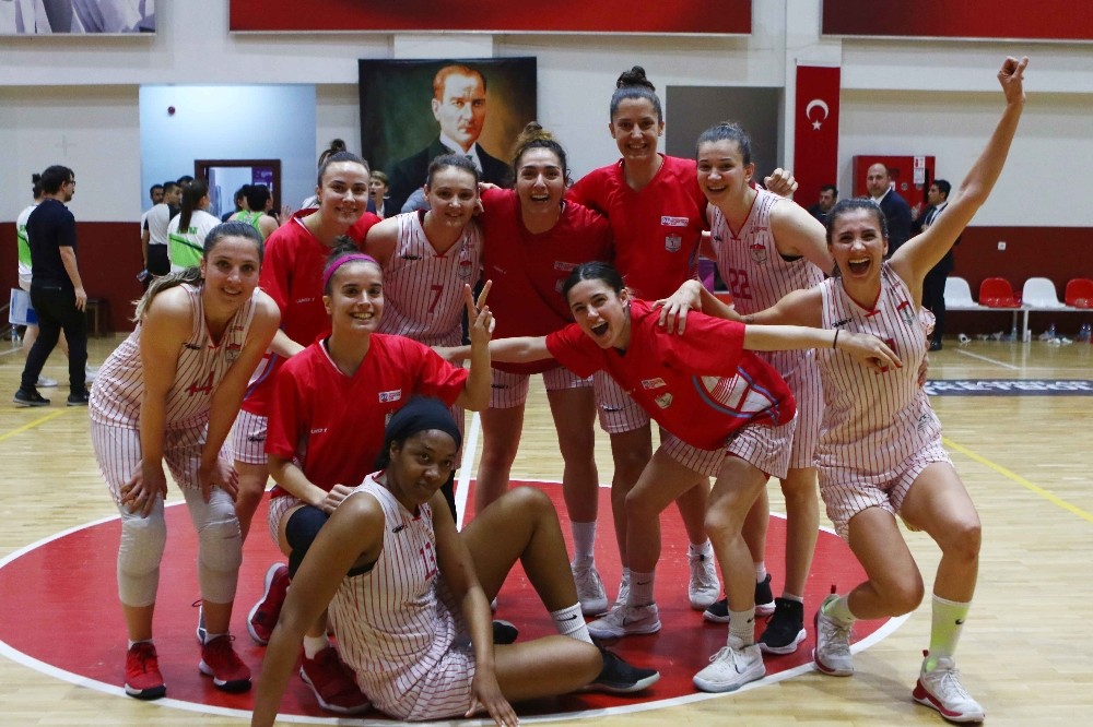 Bayraklı’nın Perileri Play-Off’ta 