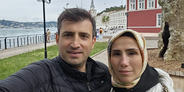 Bayraktar çiftinden, tarihi yapının önünde hatıra fotoğrafı