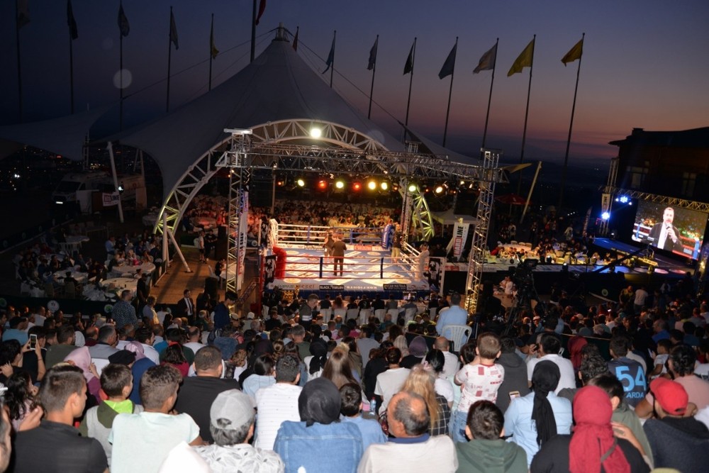 Bayraktepe Arena’da Kick Boks fırtınası nefesleri kesti 
