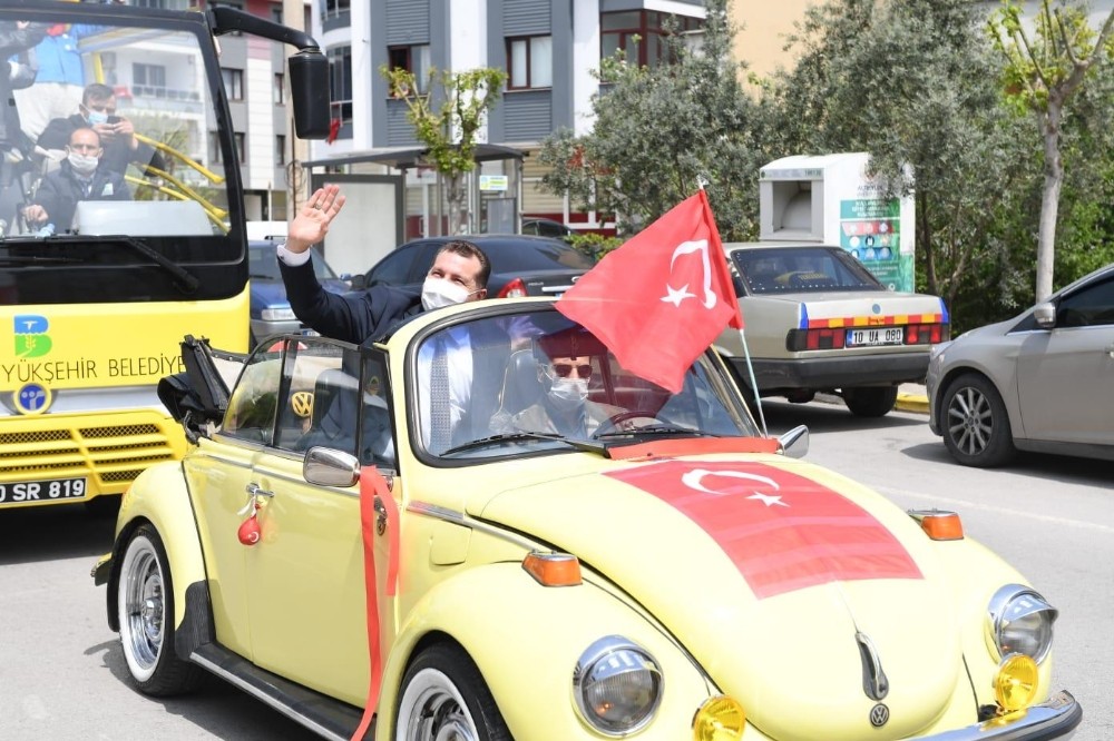 Bayram coşkusunu balkonlarında yaşadılar 