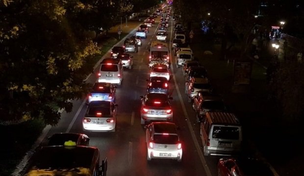 Bayram dönüşleri başladı! İstanbul yolu...