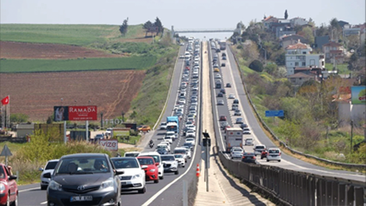 Bayram dönüşü yolda başladı! Tekirdağ-İstanbul hattında trafik kilitlendi