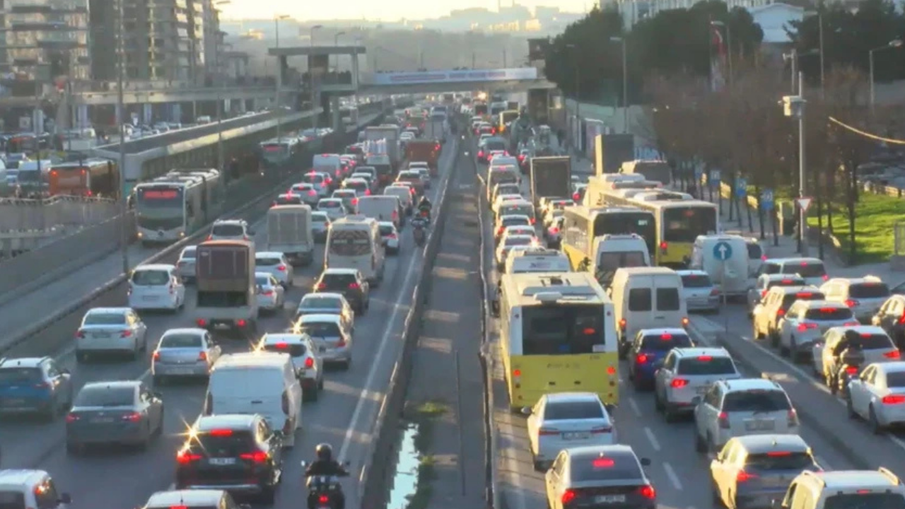 Bayram dönüşü yollarda yoğunluk yaşanıyor: Trafik durma noktasına geldi
