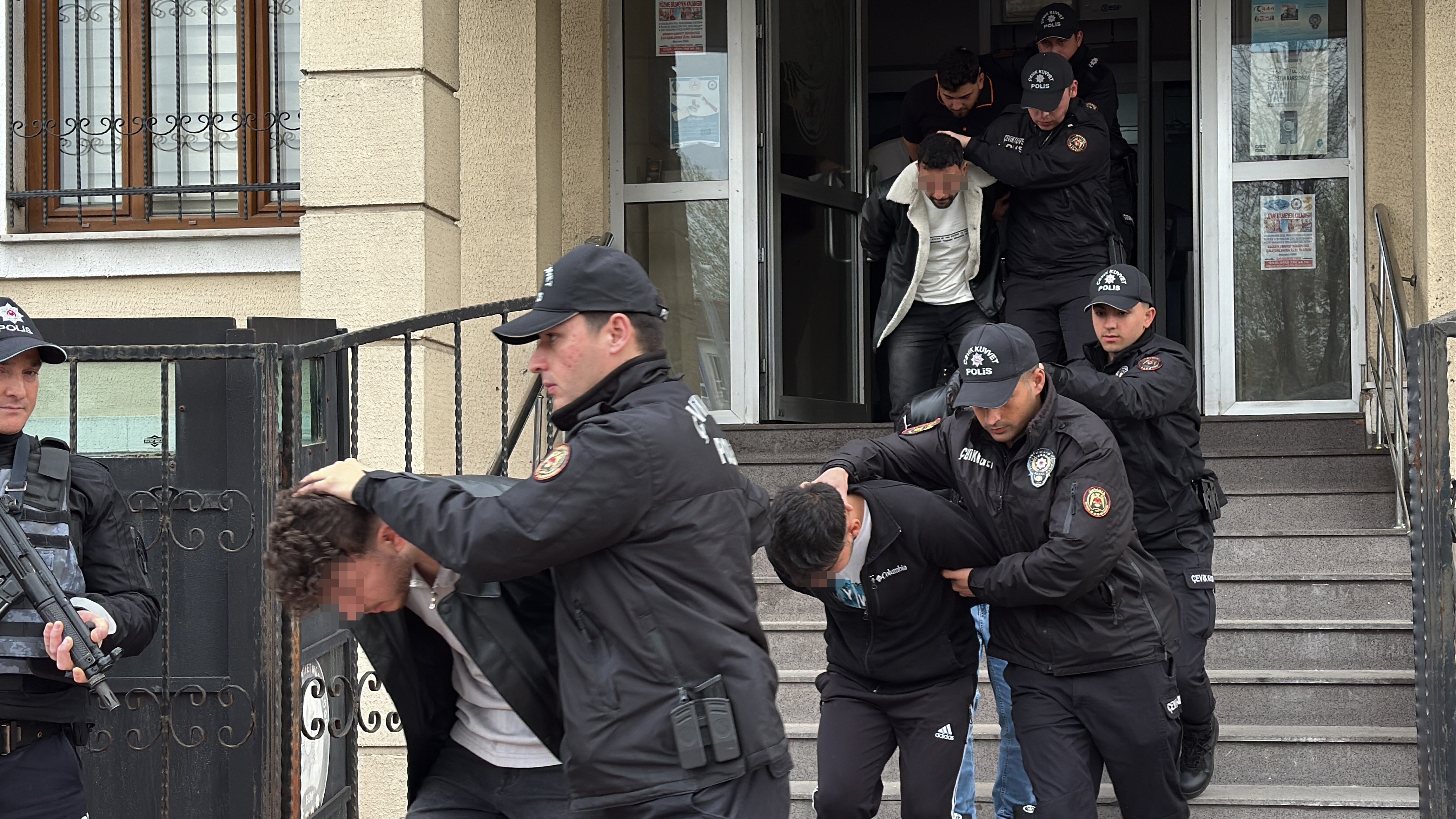 Bayram gecesini kana bulayıp iki kişiyi öldüresiye darp eden 19 şüpheli adliyede