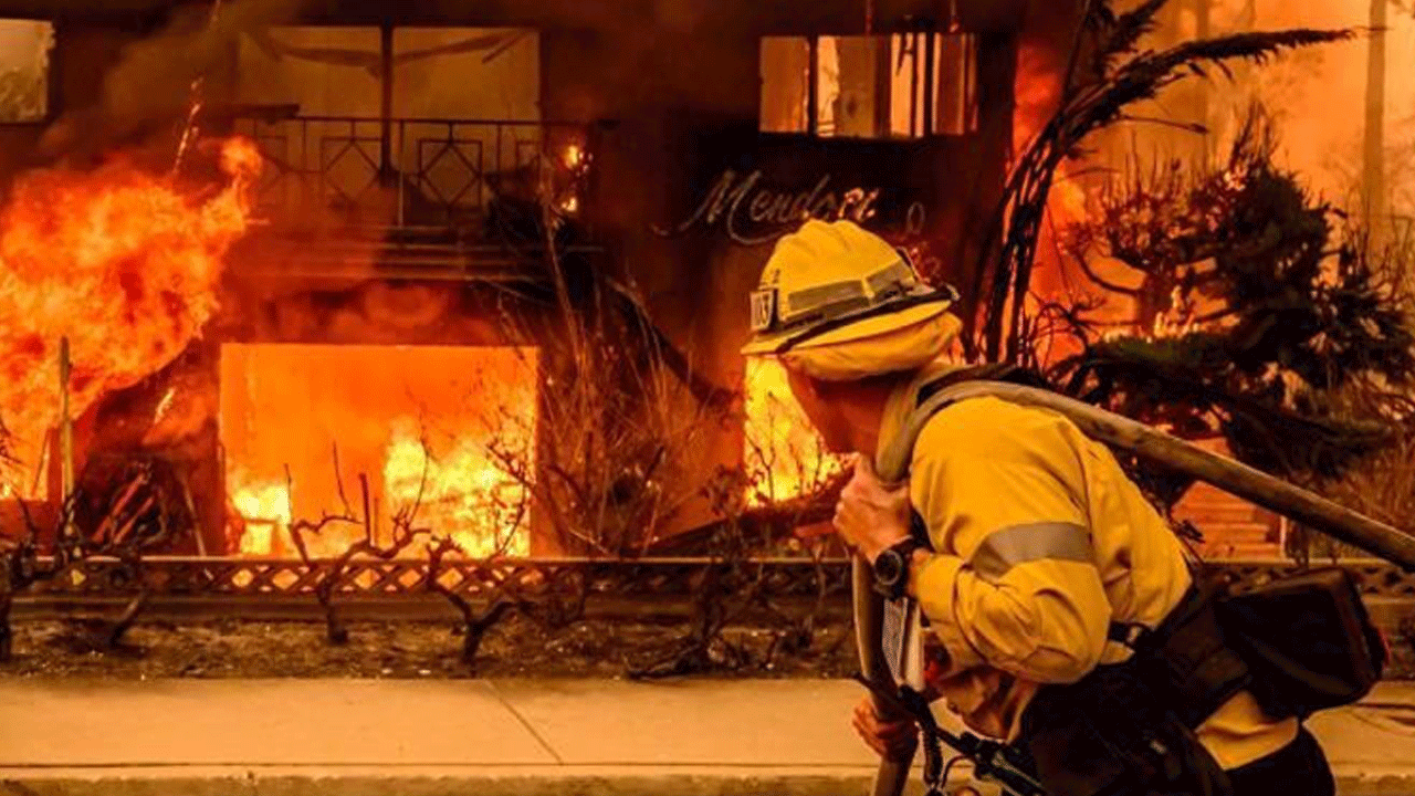 Bayram günü evini yaktı, söndürmeye gelen itfaiyeye saldırdı