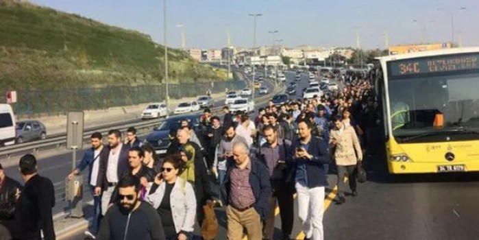 Bayram günü İstanbulluya metrobüs zulmü!