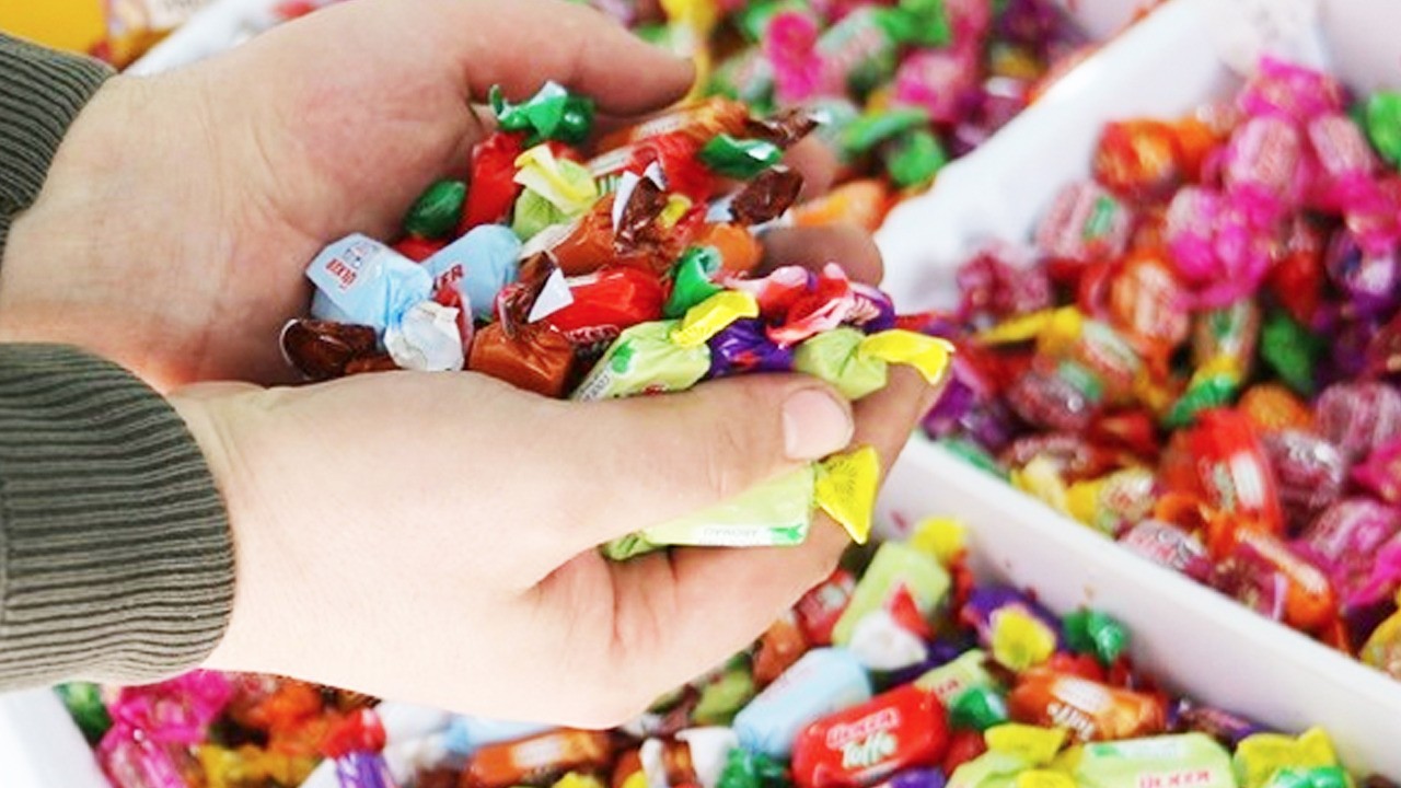 Bayram günü şeker yiyenler: Diş sağlığı için şekerden sonra peynir yiyin!