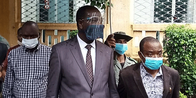 O ülkede şok! Bayram namazı çıkışı cumhurbaşkanına bıçaklı saldırı