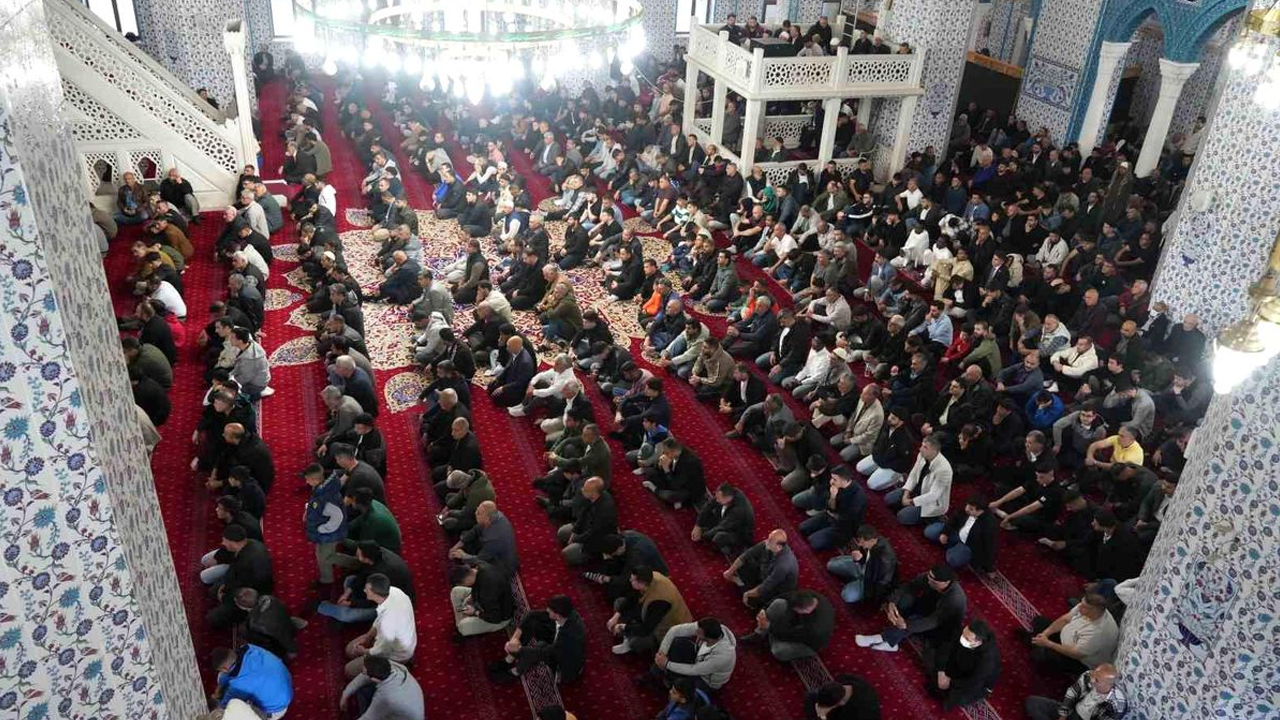 Bayram namazında camiler doldu taştı