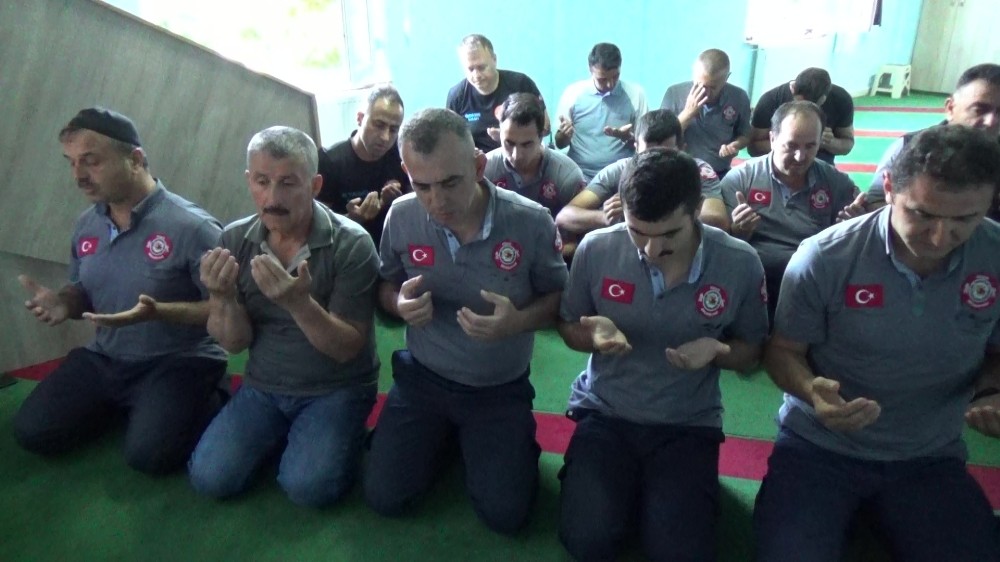 Bayram namazını görevi başında kıldılar 