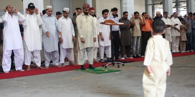  Bayram namazını spor salonunda kıldılar