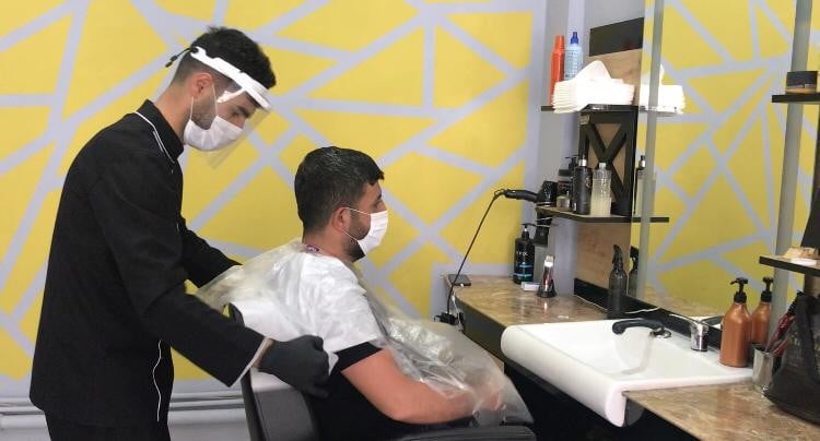 Bayram öncesi berberlerde yoğunluk yaşanıyor 
