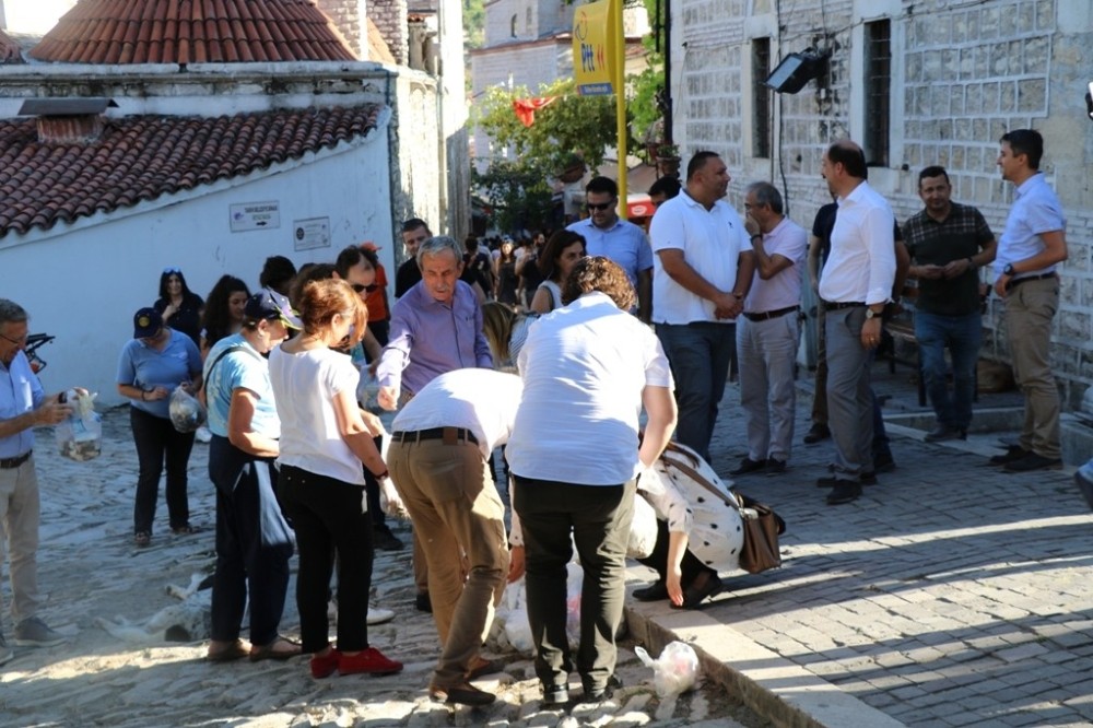 Bayram öncesi çocuklar ve vatandaşlar Osmanlı kentinde çevreyi temizledi 