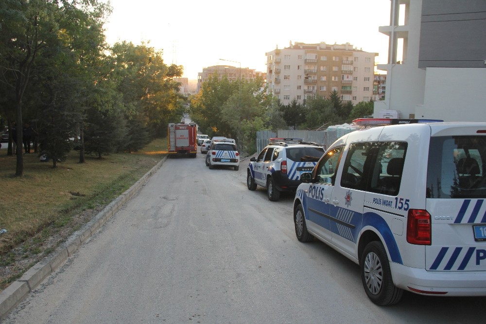 Bayram öncesi paralarını alamadıkları iddiasıyla çatıya çıktılar 