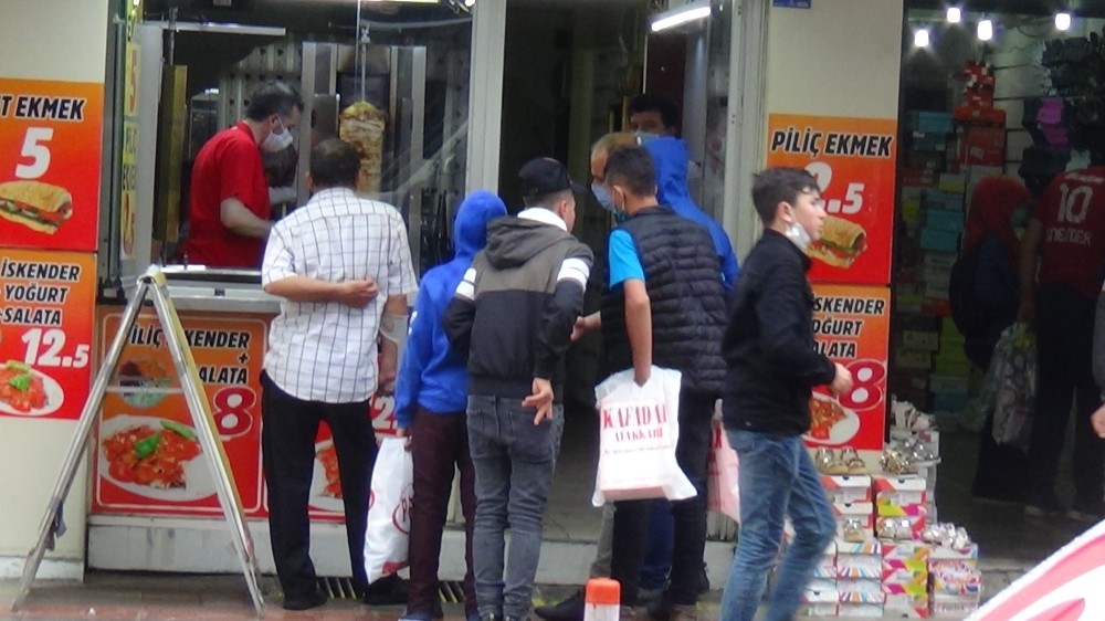 Bayram öncesi sokağa çıkan gençler arkadaşlarıyla buluştu 