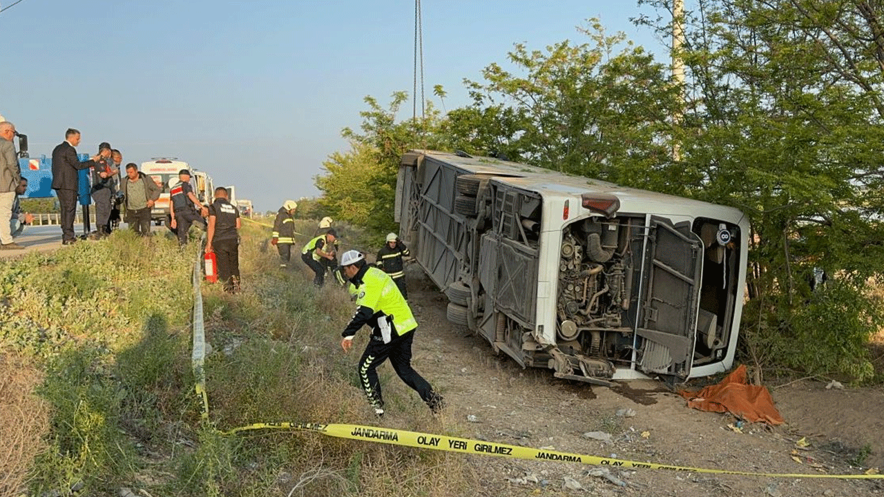 Bayram sabahı acı haber! Yolcu otobüsü devrildi