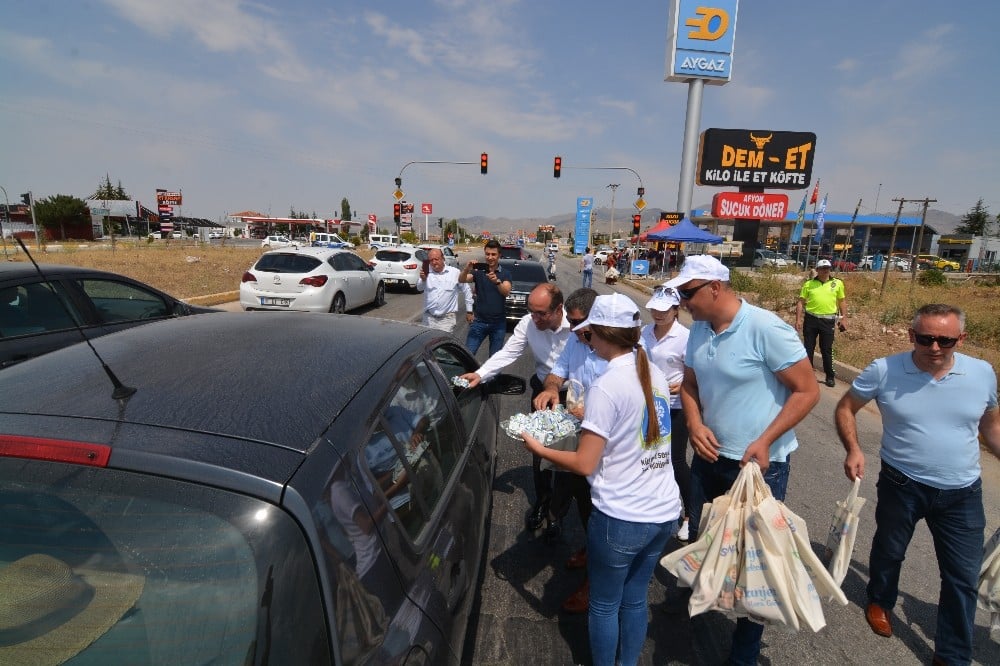 Bayram tatili dönüşü Sandıklı’dan geçenlere yöresel ikramlar 
