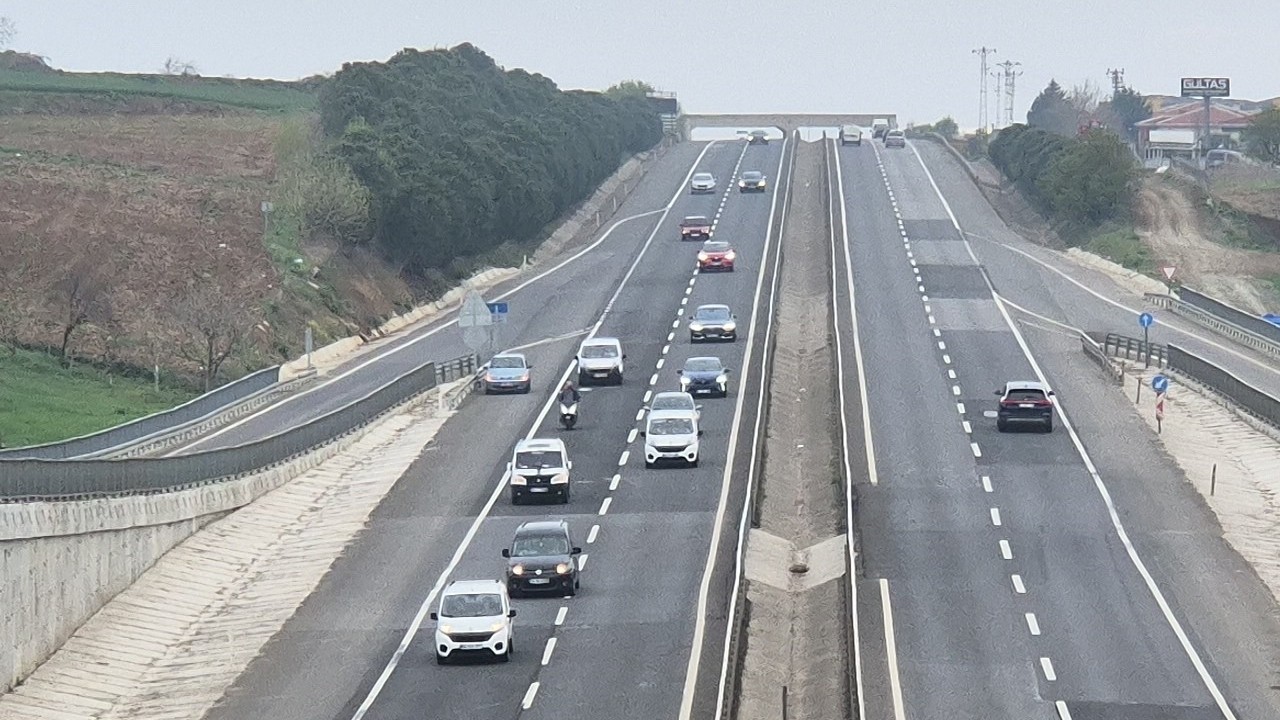 Bayram tatili yoğunluğu Tekirdağ yollarında trafiği kilitledi