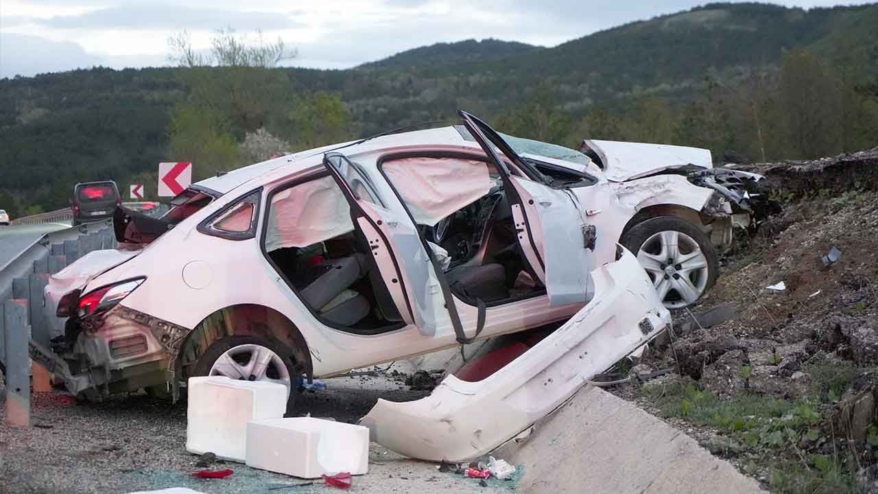Bayram tatili yolunda can pazarı! Lastiği patlayan otomobil taklalar atarak şarampole devrildi: 4 yaralı!