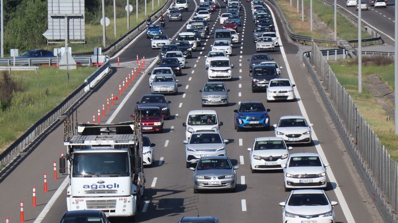 Bayram tatilinden dönen tatilciler Bolu geçişinde trafiği kilitledi