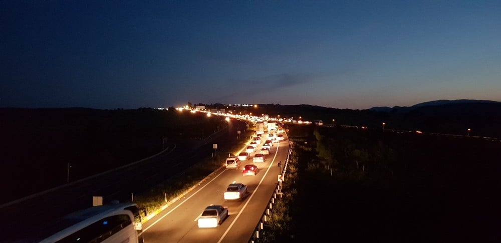 Bayram tatilini uzatan sürücüler gece yollara düştü 