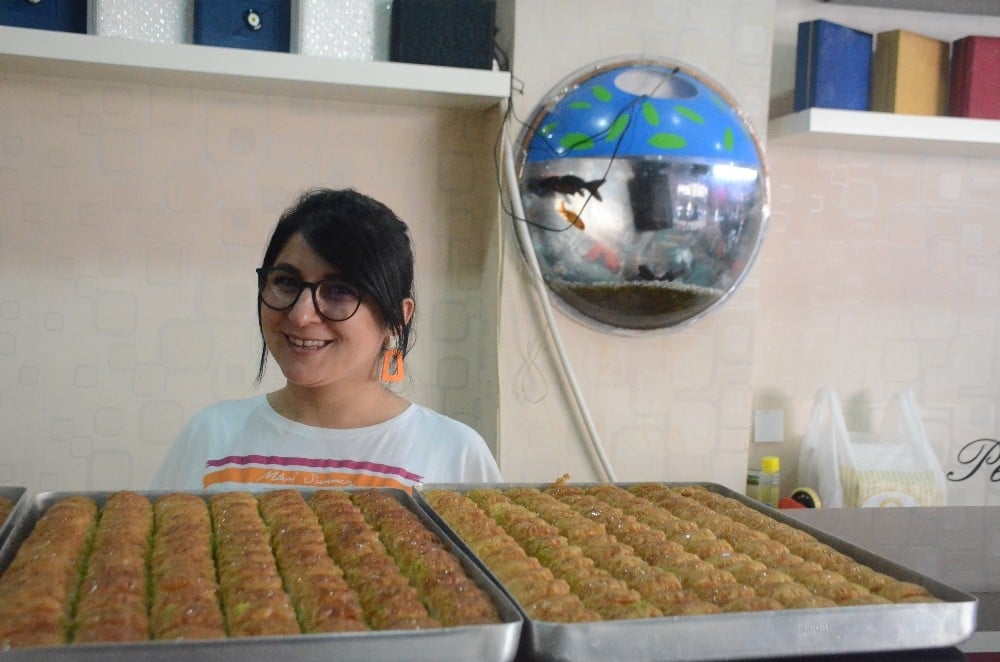 Bayram tatlıları tezgahlarda yerini aldı 