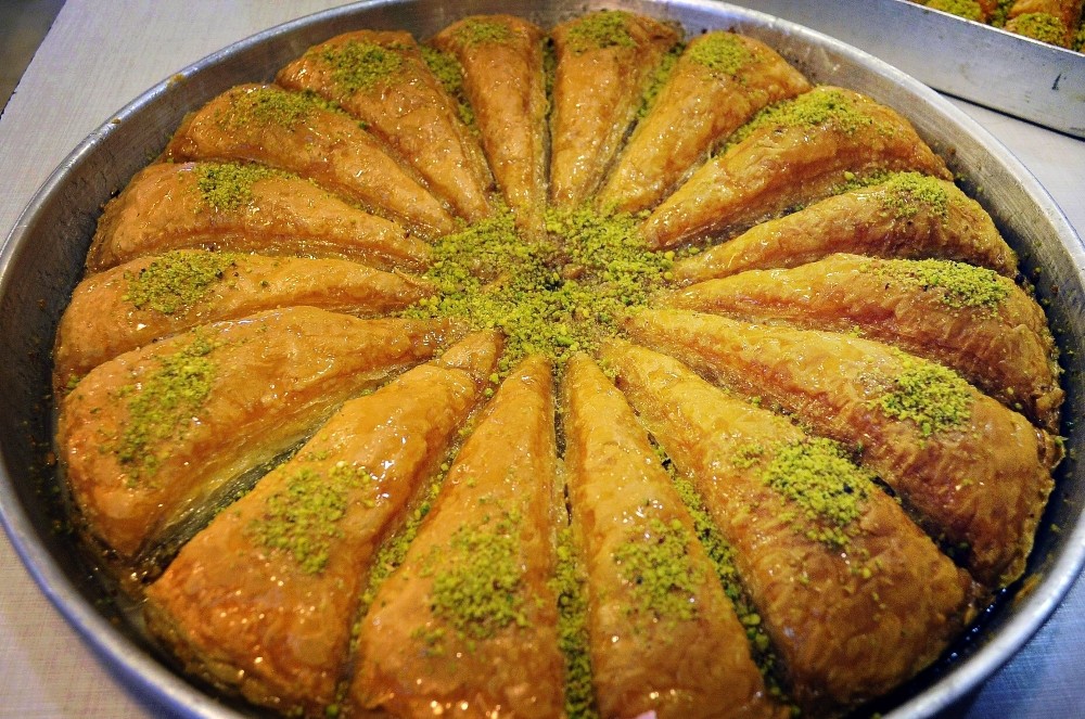 Bayram yaklaştı, baklava ve çikolataya ilgi ve satışları arttı