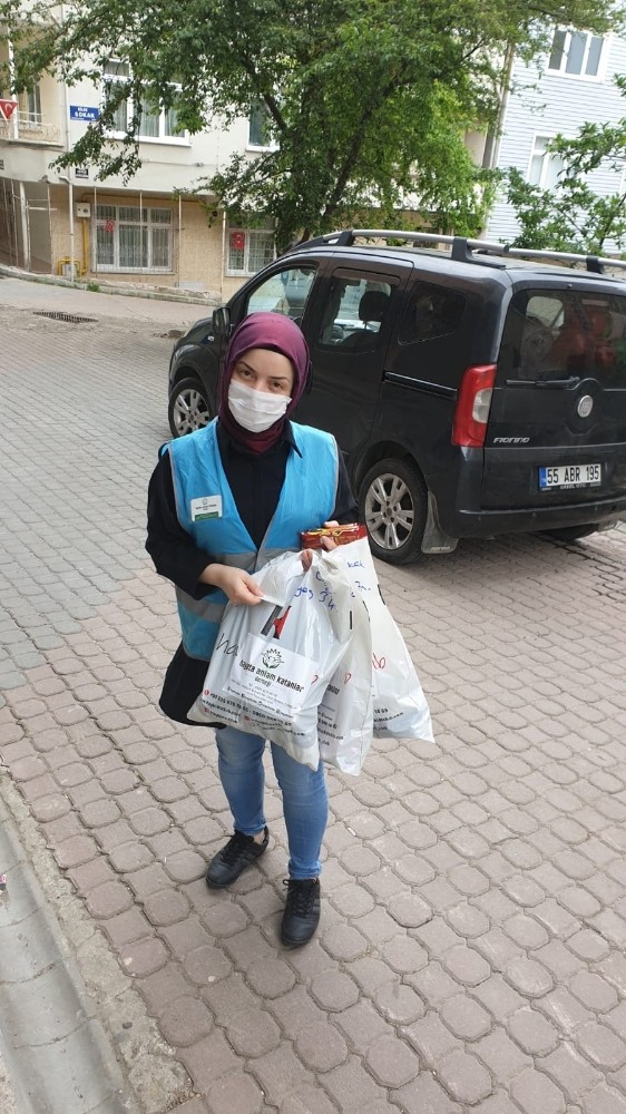 Bayrama da anlam katıyorlar 