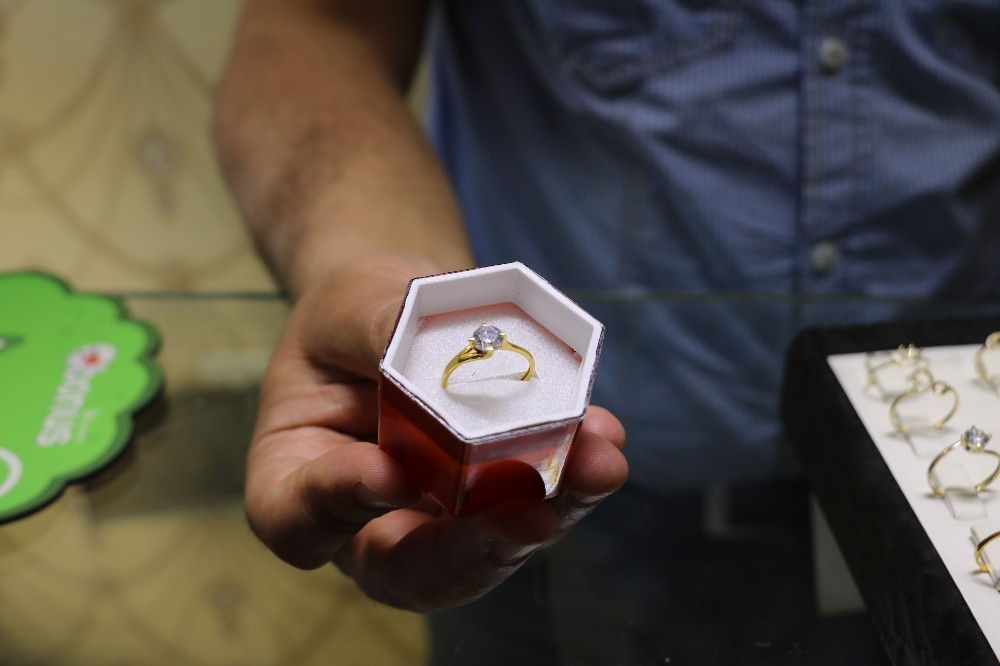 Bayrama özel ‘tek taş yüzük’ 