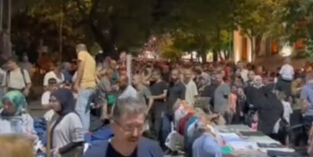 Bayrama saatler kala alışverişe devam ettiler