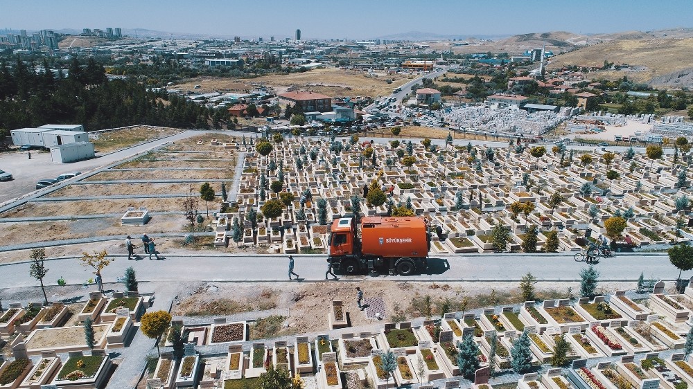 Bayramda Başkent mezarlıkları ziyarete hazır 