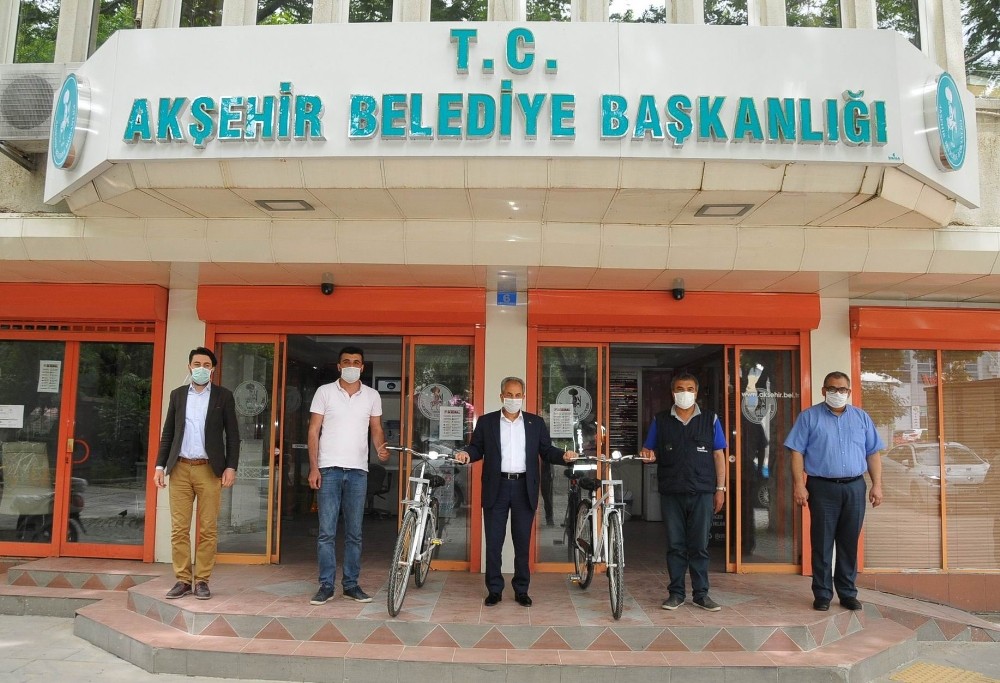 Bayramda kazandıkları bisikletlerini teslim aldılar 
