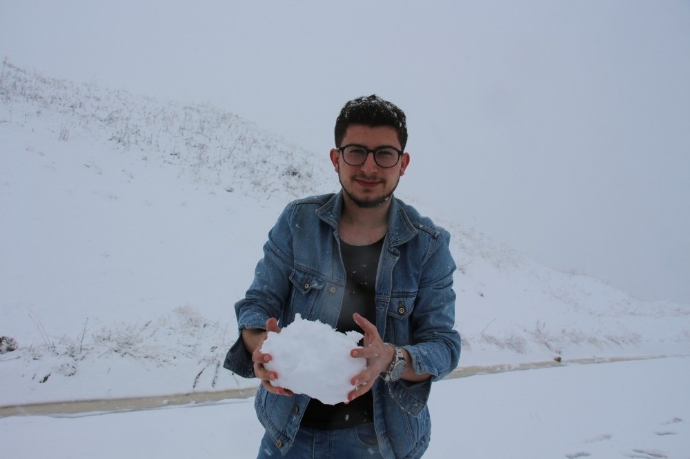 Bayramda lapa lapa kar yağdı 