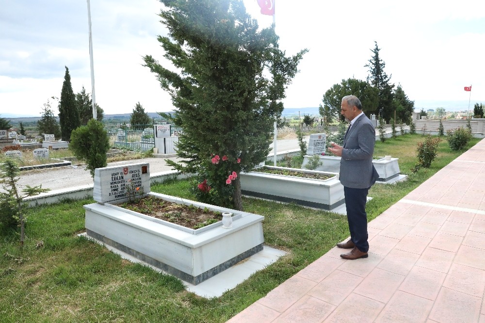 Bayramda şehitler unutulmadı 