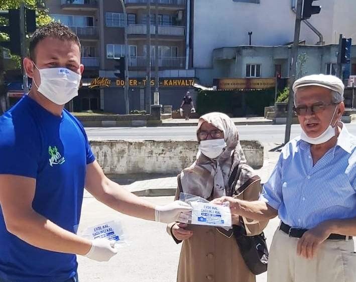 Bayramda sokağa çıkan yaşlılara maske dağıtıldı 