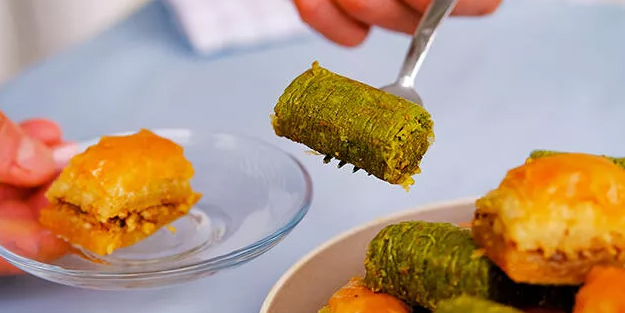 Bayramı kilo almadan nasıl atlatırız? Bayramda çok yemek nelere sebep olur? Örnek menü!