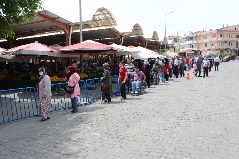 Bayramiç pazarında bayram telaşı 