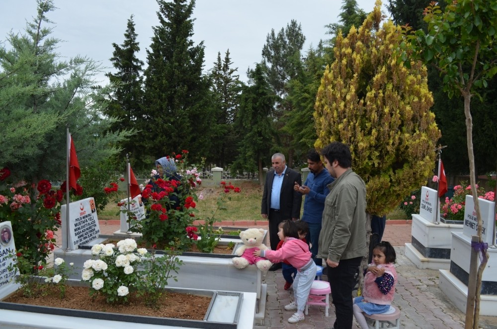 Bayramın ilk günü şehitliklerde buruk bayram 