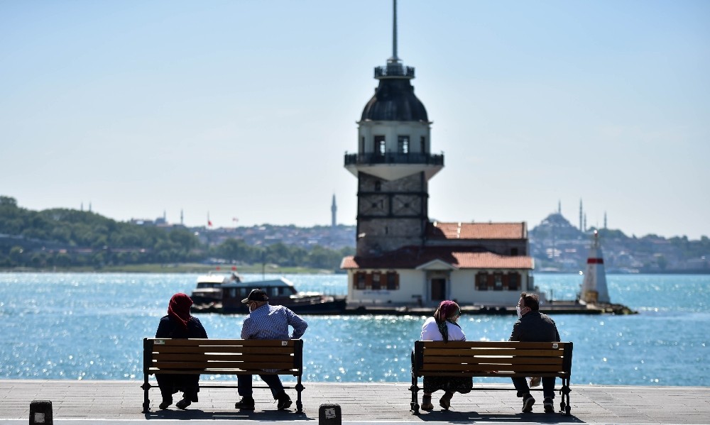 Bayramın ilk günü sokağa çıkan 65 yaş ve üstü vatandaşlar Üsküdar sahiline akın etti 
