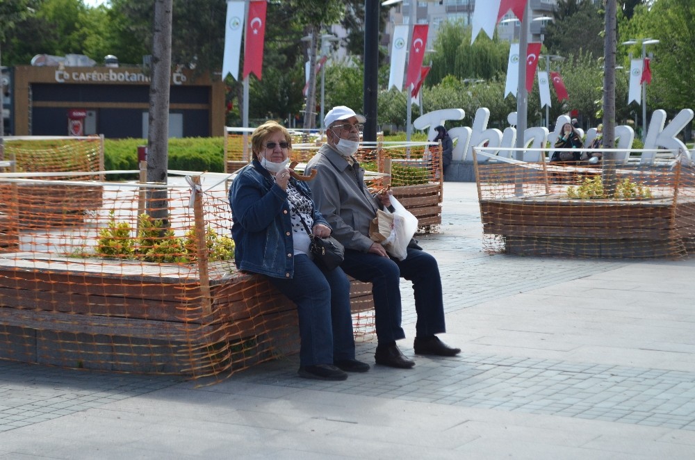 Bayramın ilk gününde kısıtlaması kalkan vatandaşlar güzel havanın tadını çıkardı 