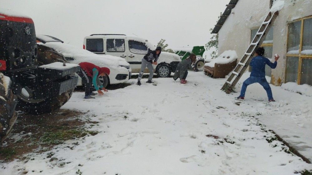 Bayramın tadını lapa lapa yağan kar altında kartopu oynayarak çıkarttılar 