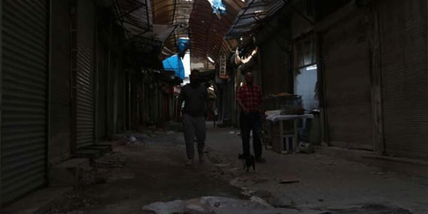 Bayramlarda cıvıl cıvıl olan enkaz kent, iş makinesi seslerinin susmasıyla sessizliğe büründü