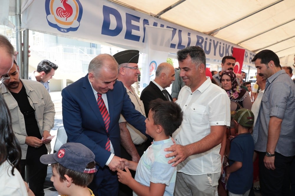 Bayramlaşma geleneği bozulmadı 