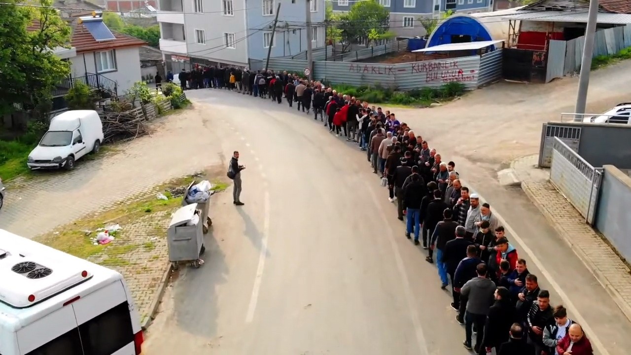 Bayramlaşma kuyruğu 1 kilometreyi buldu