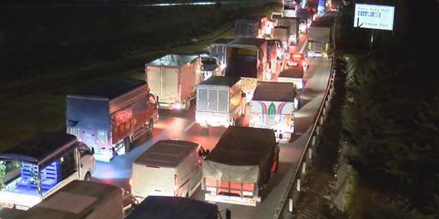 Bayrampaşa Sebze Hali girişinde uzun araç kuyruğu