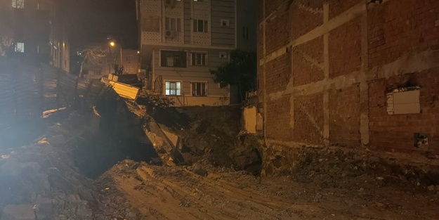 Bayrampaşa'da binanın istinat duvarı çöktü! Apar topar çıktılar