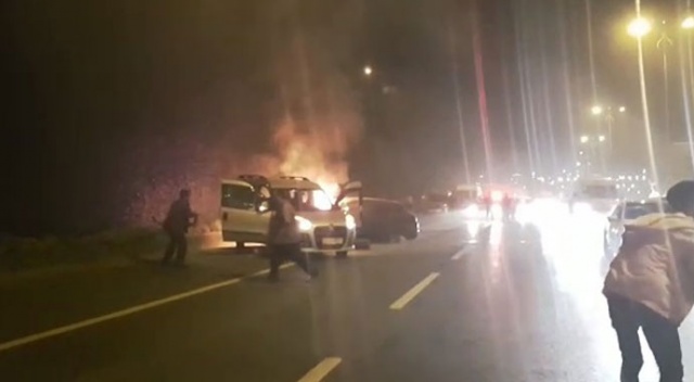 Bayrampaşa'da kaza yapan otomobil alev alev yandı