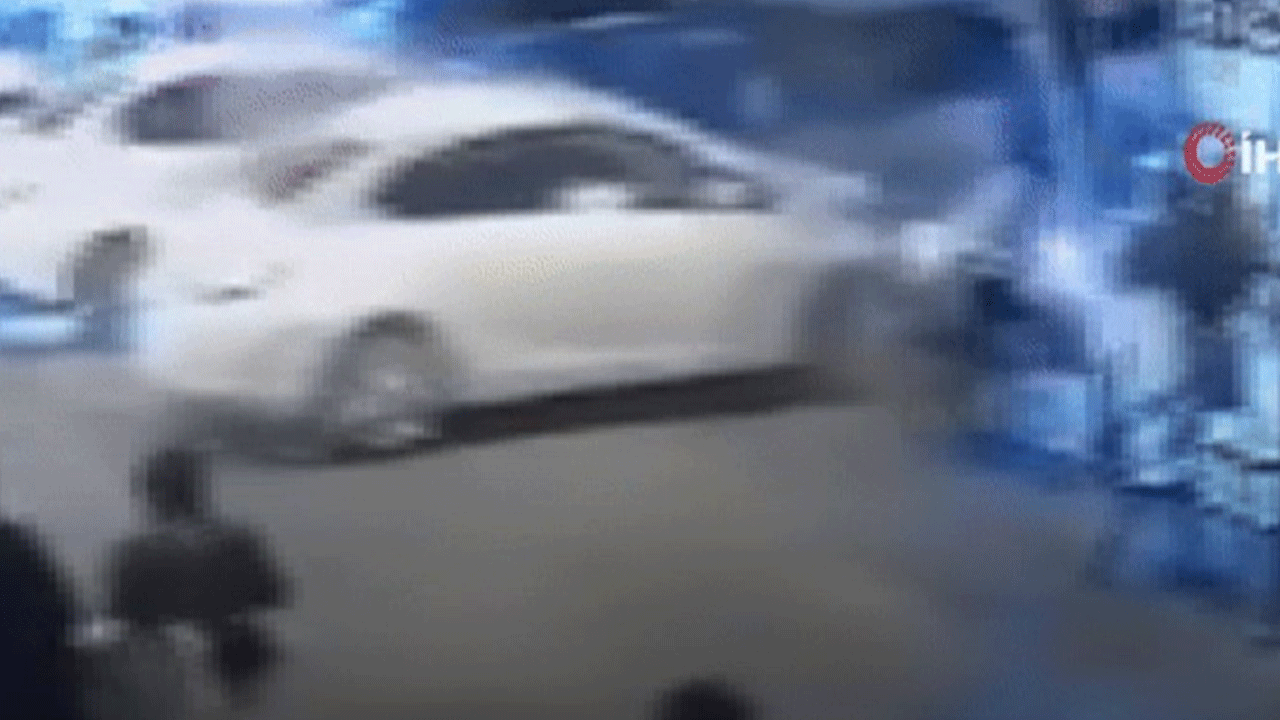 Bayrampaşa'da korkunç kaza: Otomobil kıraathaneye daldı!